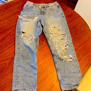 SUPER FLATTERING AMERICAN EAGLE RIPPED STRETCHY MOM JEANS